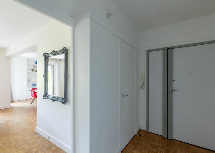Modern - Pont Mirabeau Apartment *