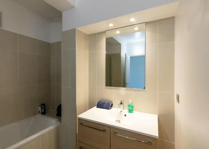 Modern - Pont Mirabeau Apartment
